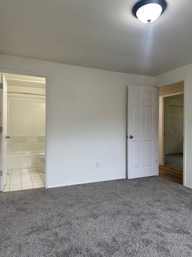 Building Photo - 4 Bed 2 Bath Home Available in Reynoldsburg!