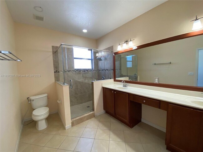 Building Photo - 343 NE 37th Terrace