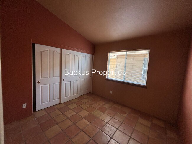 Building Photo - Wonderful two-level home in Creekbridge area