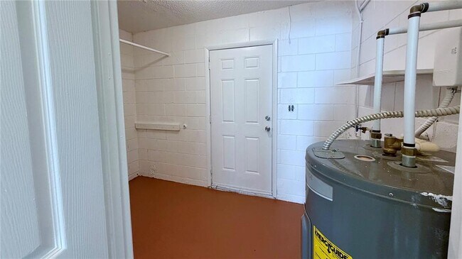 Building Photo - 1905 Park Manor Dr