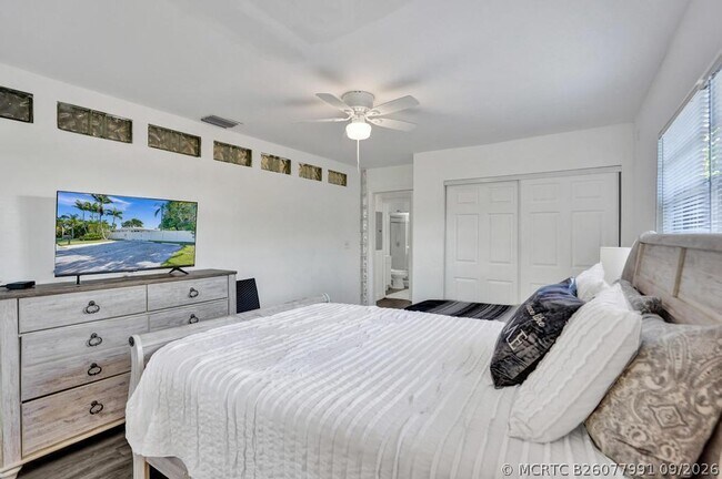 Building Photo - 4422 Sea Grape Dr