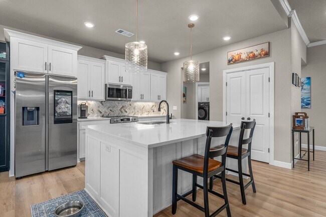 Building Photo - Modern Living: Spacious 5 Bed, 2 Bath Home...