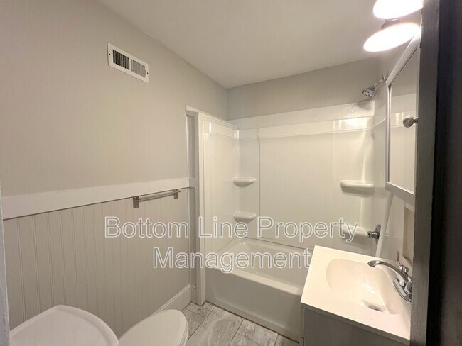 Building Photo - 600 Hawthorne Ln