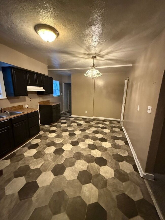 Building Photo - 3 BR/2 BA home on historic west end!