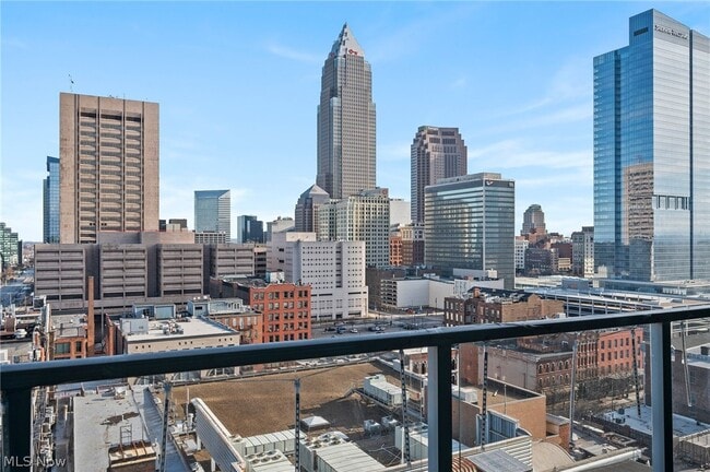 Building Photo - 701 W Lakeside Ave