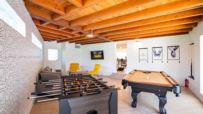 Building Photo - 911 N North Lake Dr