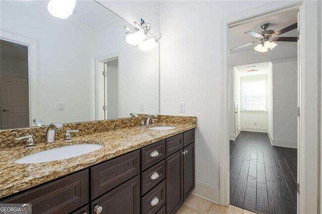 Building Photo - 1106 Devine Cir NE