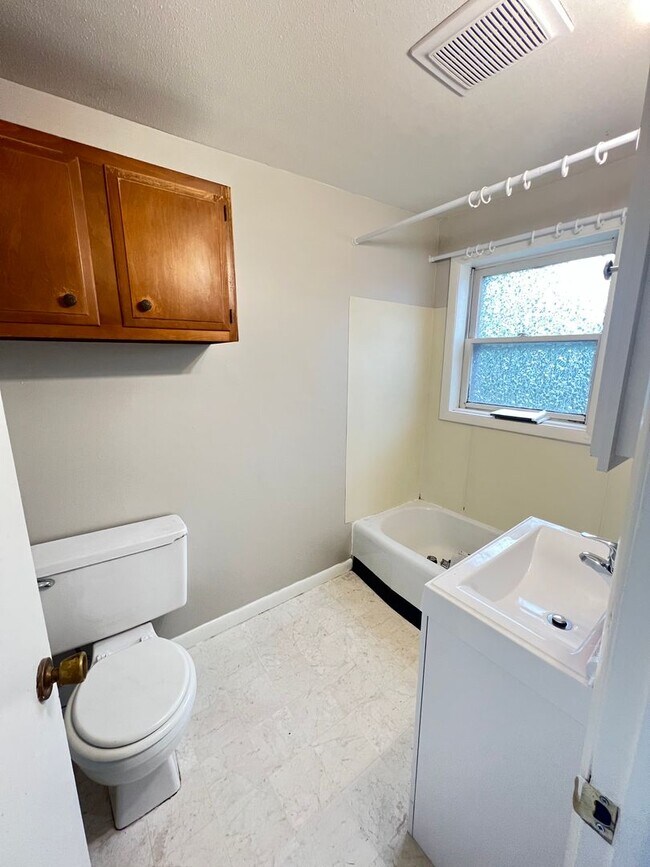 Building Photo - AVAILABLE SEPTEMBER - 1 BED 1 BATH
