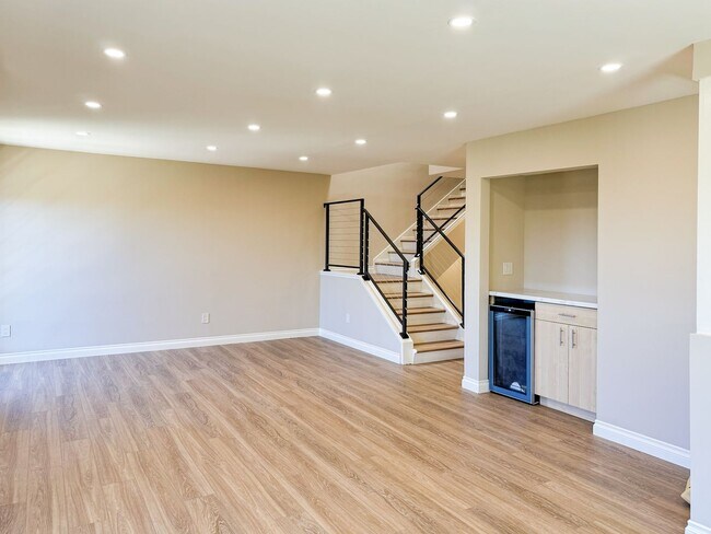 Building Photo - Luxurious Coastal Living: Fully Remodeled 3-Bed, 3.5-Bath with Ocean Views in Sea Point