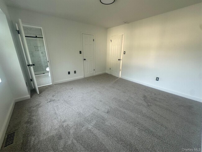 Building Photo - 256 Quassaick Ave