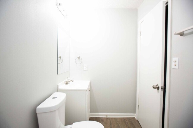 Building Photo - 3 bed, 1 bath home, fully updated!