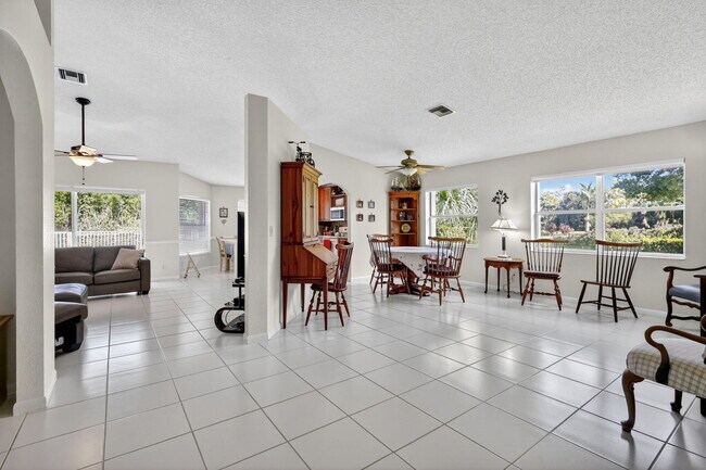 Building Photo - 1520 S Club Dr