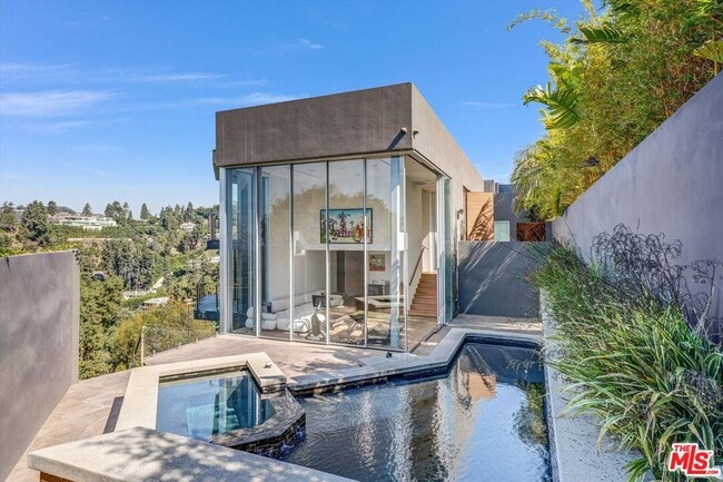 Building Photo - 9400 Readcrest Dr