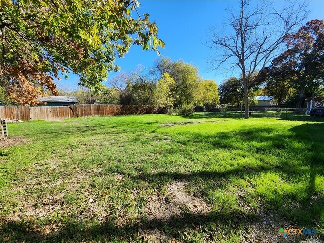 Building Photo - 521 Willow Ave