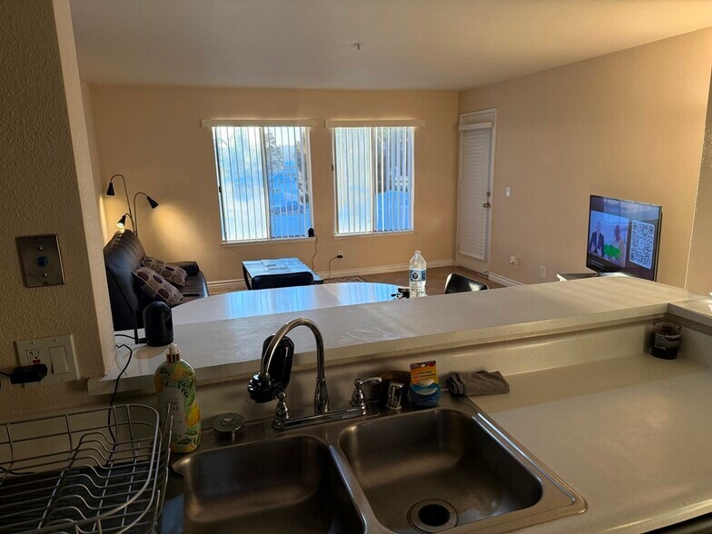 Building Photo - 8889 Caminito Plaza Centro