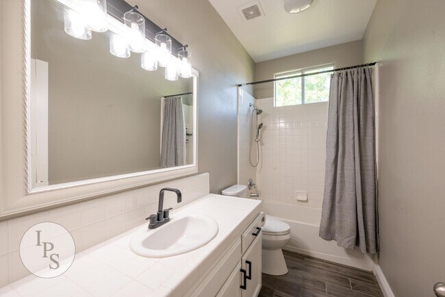 Building Photo - North West Fresno Modern/Updated Home, 3BR/2BA, Built 2004 - Lots of Amenities!