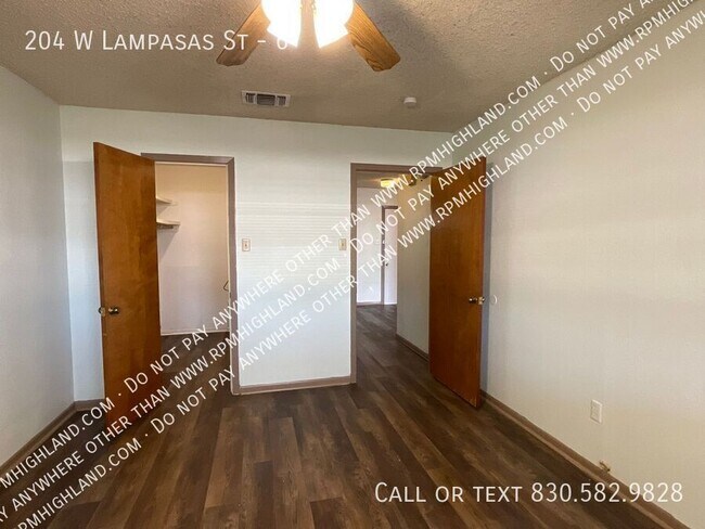 Building Photo - 204 W Lampasas St
