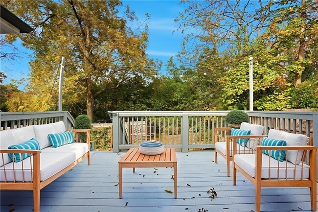 Building Photo - 1025 Oak St SW