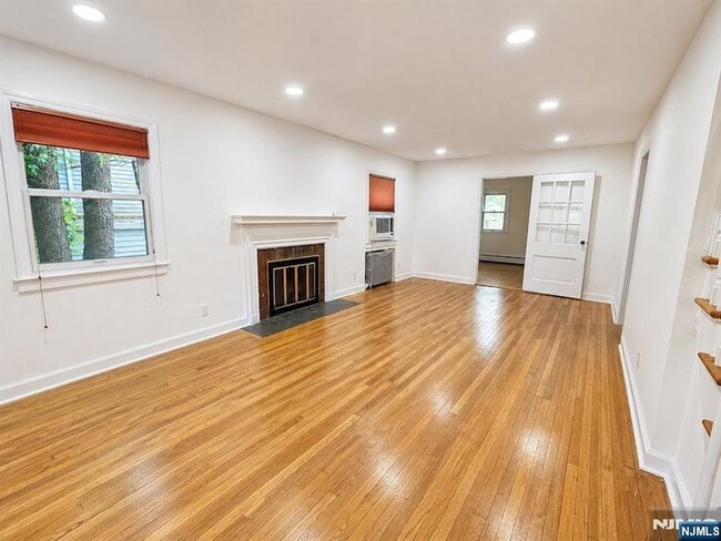 Building Photo - 1106 Bromley Ave