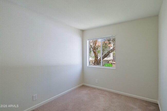 Building Photo - 1237 E Lawrence Ln