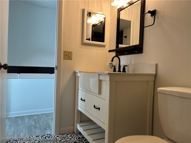 Building Photo - 2016 Lakeview Dr