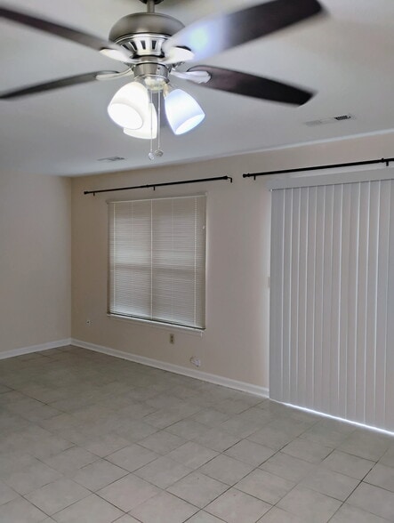 Loving room - 4725 Bayfield Dr