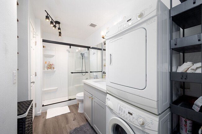 Building Photo - Beautifully Updated 2 Bedroom Condo with Optional Furniture!