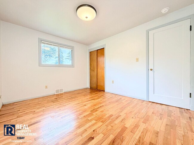Building Photo - Charming Tacoma Home with Huge Fenced Yard, Garage & Hardwood Floors