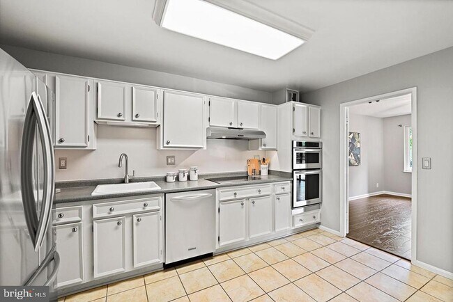 Building Photo - 8350 Greensboro Dr