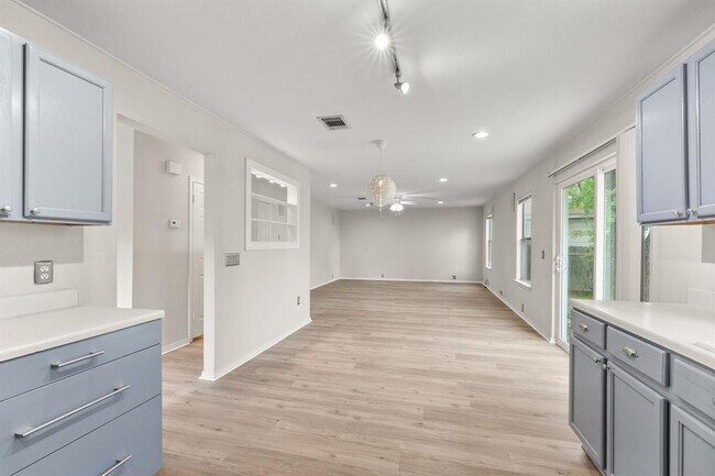 Building Photo - 2036 Kaiser Dr