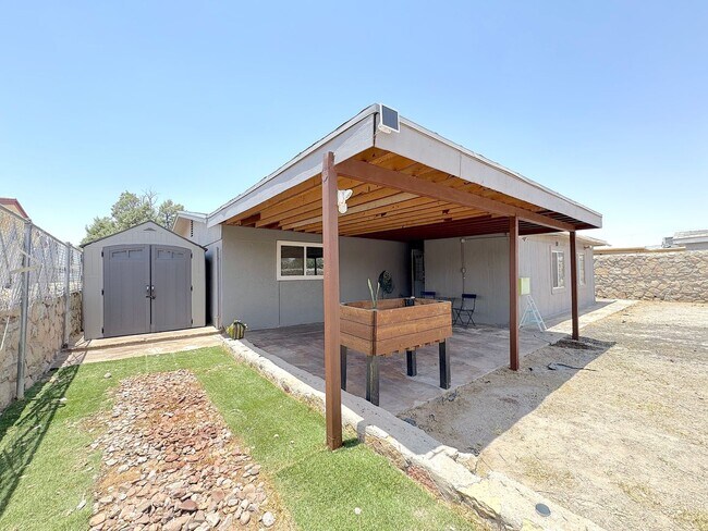 Building Photo - Northeast El Paso 4 Bed Refrig A/C