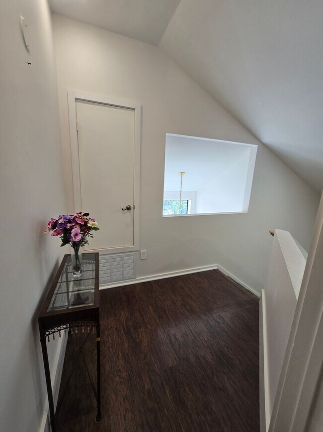 Building Photo - Furnished, 1-Year Long-Term Rental