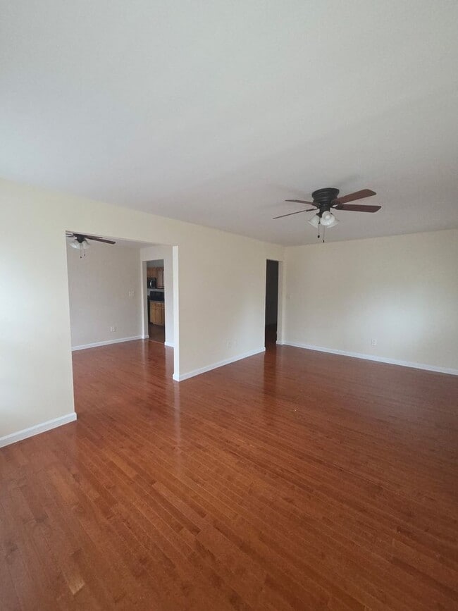 Building Photo - Spacious 5-Bedroom Home for Rent in Goshen...