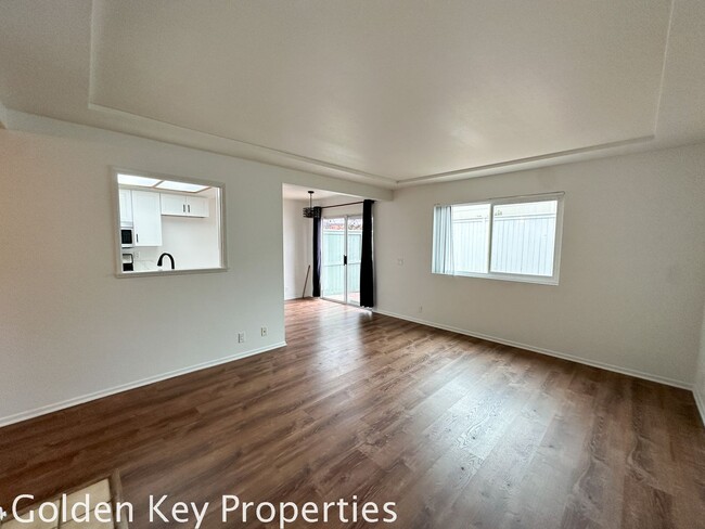 Building Photo - Remodeled Two-Bedroom Townhome in Encinita...