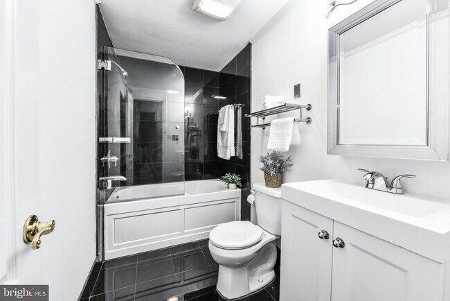 Building Photo - 1211 S Eads St