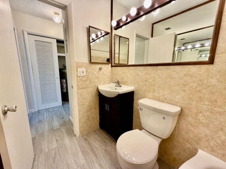 Building Photo - 1821 N 17th Ct