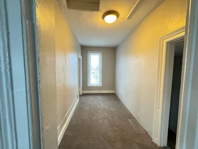 Building Photo - Two Bedroom Upper Unit on SW Side!