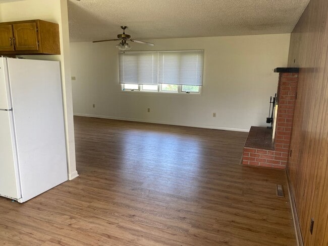 Building Photo - 4 bedroom, 2 bathroom Home off Spring Hill...