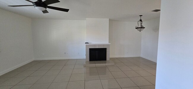 Building Photo - Centrally Located Redlands Townhome