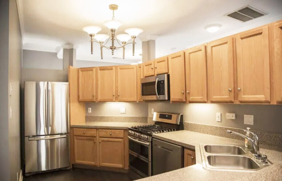 Building Photo - 304 Queen Victoria Way