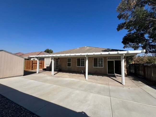 Building Photo - 4-bedroom single story located in Sylvan S...