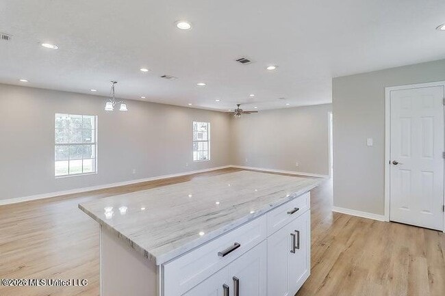 Building Photo - 912 Maple St