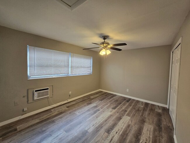 Building Photo - Efficency for rent