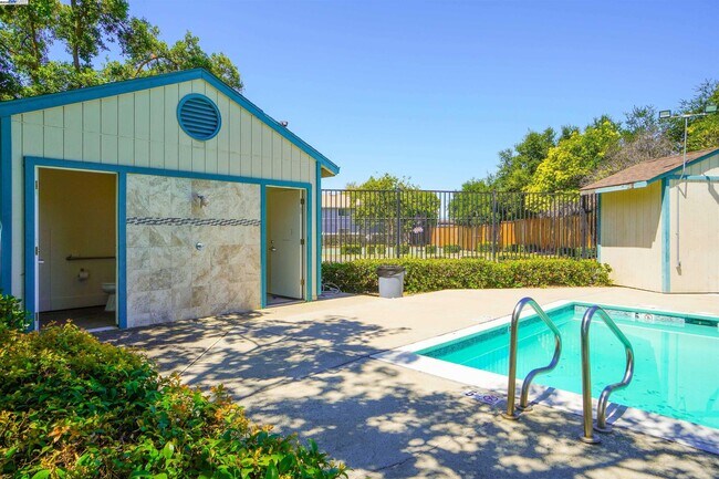 Building Photo - 3670 Silver Oaks Way