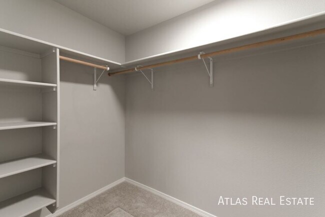 Building Photo - 4 WEEKS FREE RENT IF MOVED IN BY 4/30! Ope...