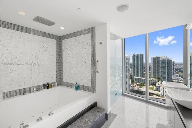 Building Photo - 200 Biscayne Blvd Way