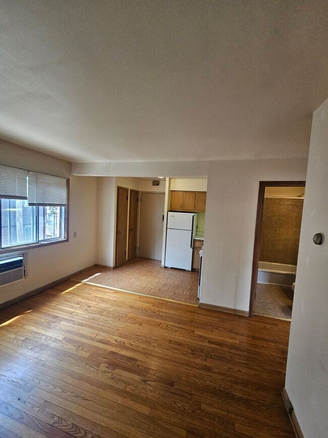 Interior Photo - 1851 N Oakland Ave (18 Unit)