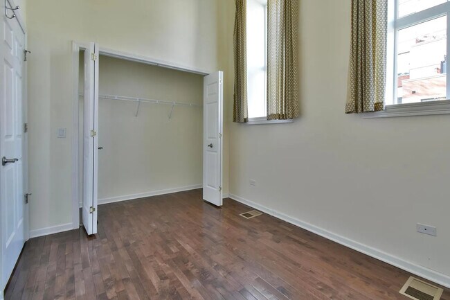 Building Photo - 1761 W Augusta Blvd