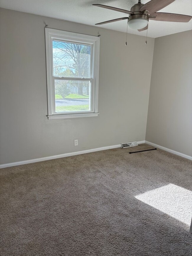 Building Photo - 3 Bedroom 1 1/2 Bathroom Home!