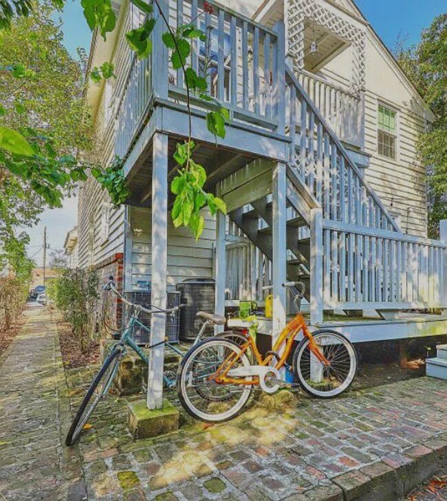 Building Photo - 3 Bedroom 1 Bath Apartment - Downtown Charleston